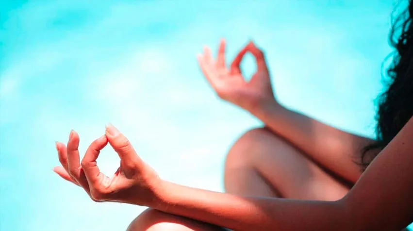 Naked yoga, l’equilibrio perfetto nel fare yoga è senza veli